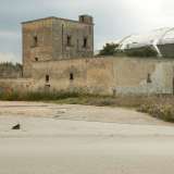 Di fronte alla masseria si trova una delle tante sedie che � facile trovare attorno allo stadio: postazioni di prostitute che aspettano qui i loro clienti